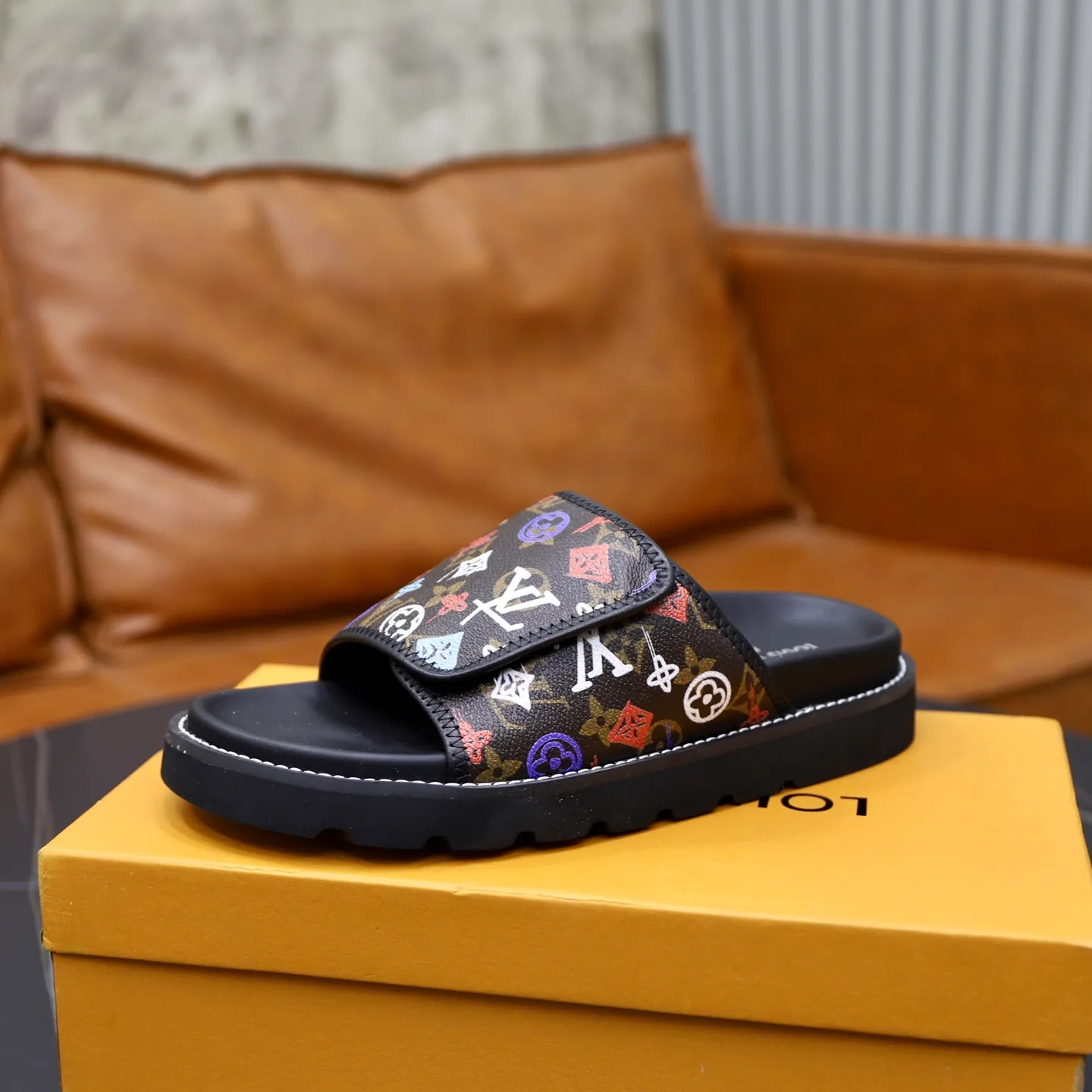 Ex-factory price: 320💰🙅‍♂️🙅‍♂️🙅‍♂️ Brand: LV Louis Vuitton Standard code: 38-45 Grade: Same as the official website Material: Original material design Original rubber wear-resistant molded outsole Style category: Men's fashion sandals Distinguished luxury brand elements Top luxury Color: Actual picture color